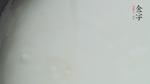 將浸泡了30分鐘的米放入電飯煲中，在水中加入半勺油。