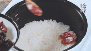開蓋觀察飯，水微微收干，放入切好的金字香腸、醬肉、醬肉香腸。