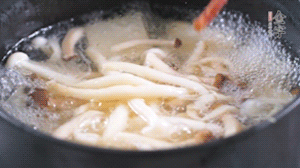 依次放火腿、豆腐，加水大火燒開，小火燉煮20分鐘，出鍋前撒上蔥花即可。