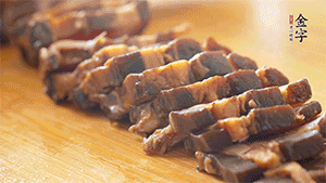金字醬肉切片。