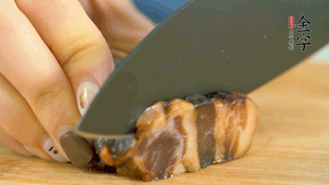 金字風(fēng)味醬肉切成片，上鍋蒸15分鐘。