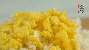 將雞蛋碎、西蘭花碎和放涼的米飯混合，用少許鹽、橄欖油調(diào)味。