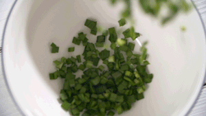 韭菜洗凈，切粒。