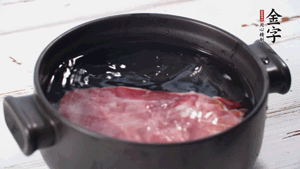 金字火肉溫水浸泡2小時(shí)。（火肉發(fā)酵時(shí)間比火腿短，肉質(zhì)比火腿略軟，鹽分更低）