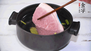 整塊豬肉，加蔥、姜片、料酒焯水。