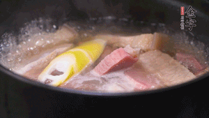 火肉、豬肉加料酒、清水大火煮開后，加入春筍小火慢燉40分鐘，出鍋前撒蔥花即可。