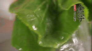 小青菜從根部掰開，分別洗凈。