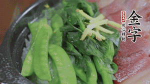 燜好的米飯開蓋，放入菜心、荷蘭豆，澆上調(diào)味汁拌勻。