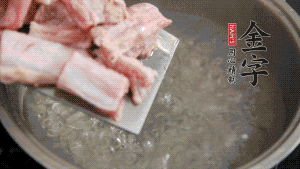 剁成塊狀的排骨洗凈，放入沸騰的鍋中，加姜片汆燙，2分鐘后撈出備用。