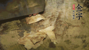 加適量溫水淹沒食材，大火燉至水沸后再小火慢燉1小時，出鍋前10分鐘加枸杞。（焯過水后的豬蹄不應再用涼水，用溫水燉煮更容易軟爛。也可以用高壓鍋或者有煲湯功能的電飯煲，省時又便于入味。）