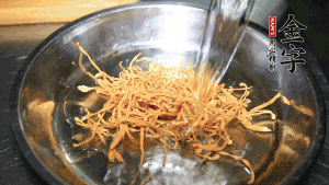 蟲草花用涼水浸泡10分鐘，干香菇溫水泡發(fā)至軟去蒂備用。蓮子、紅棗也可一同清洗干凈。