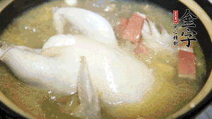 煮沸時加入蟲草花、香菇、紅棗，以料酒調(diào)味繼續(xù)小火燉煮1小時左右。