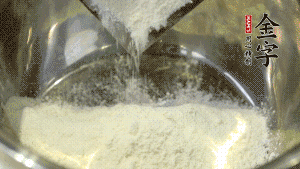 【油皮】1．將油皮材料放入料盆中，緩緩加100ml水，攪拌成雪花片狀。在案板上反復(fù)揉搓成有一定筋度的光潔面團(tuán)，搓成12個(gè)團(tuán)子。