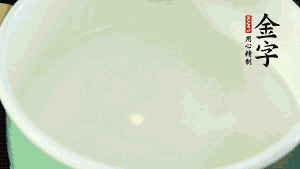鍋中盛涼水，放入汆燙好的鴿子、火腿片、生姜片。