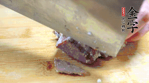 金字鹵牛肉打開(kāi)包裝，把牛肉切成片狀。（眼見(jiàn)為實(shí)，用一整塊牛肉鹵制的鹵牛肉哦，牛肉的香氣感覺(jué)撲鼻而來(lái)有木有?。。。?>
					</div>
					<span>步驟 6/7</span>
					<p>金字鹵牛肉打開(kāi)包裝，把牛肉切成片狀。（眼見(jiàn)為實(shí)，用一整塊牛肉鹵制的鹵牛肉哦，牛肉的香氣感覺(jué)撲鼻而來(lái)有木有?。。。?/p>
				</li><li>
					<div   id=