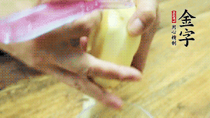 將食材洗凈，茄子、土豆切滾刀塊。