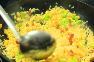 然后加入炒好的食材混合均勻，炒熟即可。出鍋前加少許黑胡椒、鹽和蔥花就可以啦?。?！