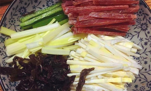 黑木耳泡發(fā)，黑木耳、韭黃、雷筍、青椒切成絲。