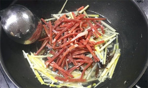 火腿絲、筍絲、黑木耳絲汆水后，瀝干。