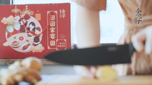 將處理好的老鴨放入冷水鍋中，丟入姜片，冷水煮沸去腥。