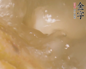 沸騰后撈出蔥結(jié)，小火燉45分鐘，加山藥再燉15分鐘。