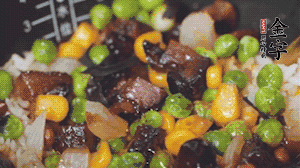 出鍋前加蠔油、生抽調(diào)味，撒點(diǎn)熟白芝麻即可。