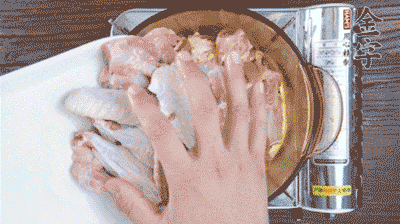 加料酒、蔥姜焯水2分鐘，清洗備用。