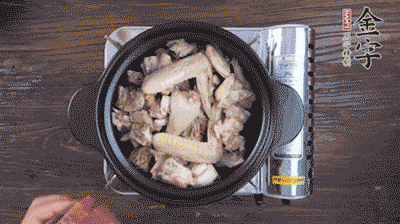 將雞肉塊、火腿、料酒、姜一同放入在燉鍋中，加冷水大火煮開后，小火燉煮40分鐘。