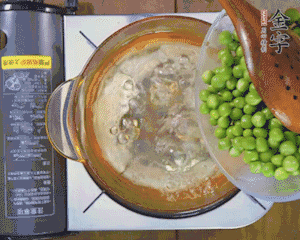 豌豆粒焯水30秒，過涼水。