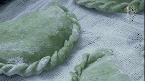 【制作】2.蒸架上墊浸濕的屜布，再放上清明果，大火蒸10~15分鐘，完成，出鍋啦！