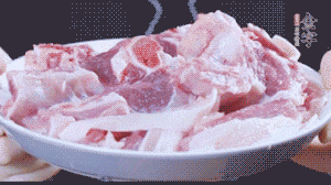 新鮮羊肉冷水入鍋，加姜片、清水焯水，除去血沫。