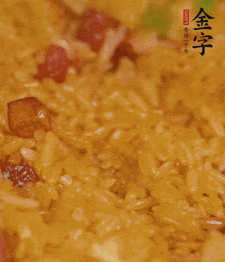 放一撮鹽、生抽少許，倒入炸好的芋頭。最后撒蔥花、蒜末翻炒均勻。