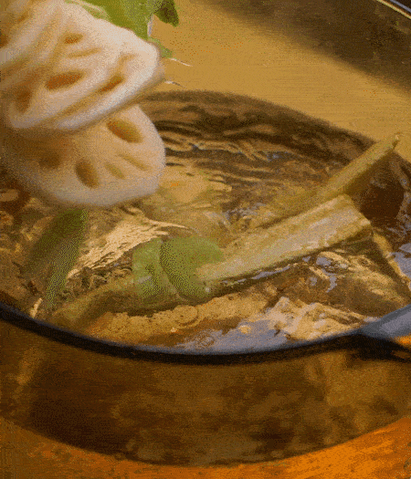 把玉米筍（對(duì)半切開(kāi)）、西芹（切斜片）、蓮藕（切片），放入開(kāi)水鍋內(nèi)，加點(diǎn)少許鹽、油，汆燙2分鐘。