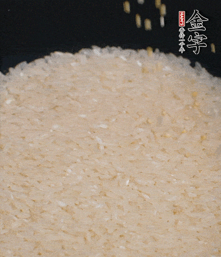 大米和小米一起燜成米飯。