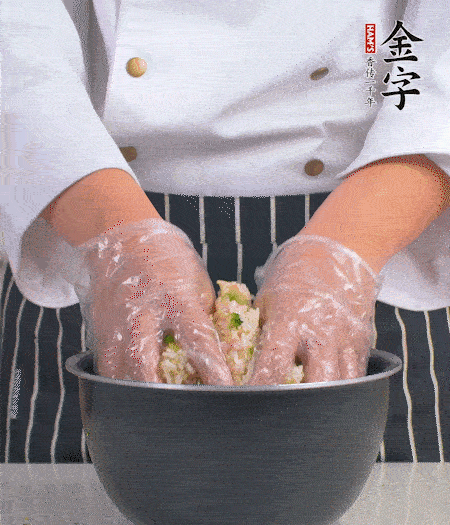 米飯中放西蘭花碎、咸肉丁，加少許黑胡椒、十來滴橄欖油拌勻。