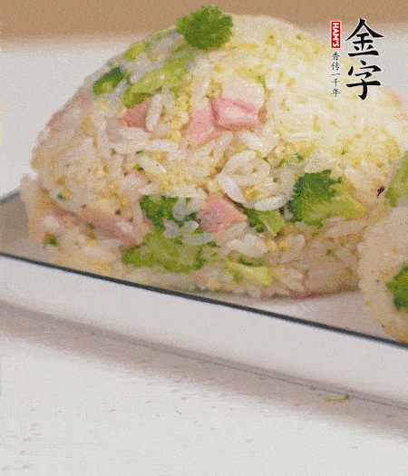 拌好的飯攥成飯團。