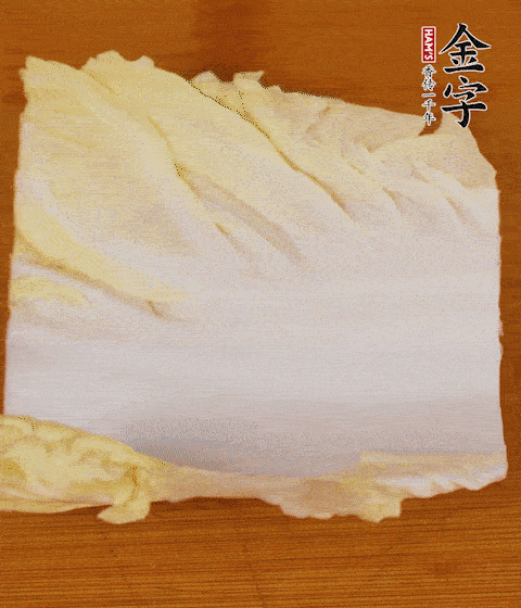 一片白菜一片淡火腿交替疊起，疊個(gè)兩三層放進(jìn)鍋內(nèi)，直到塞滿鍋。