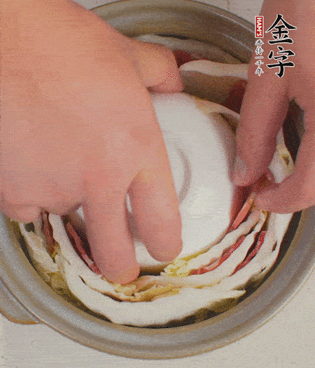 寬度剛好是鍋的高度。扣一個(gè)小碗更有助于幫助造型。
