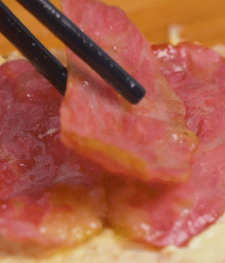 放上火腿、芝士片、生菜，再放一片土司。