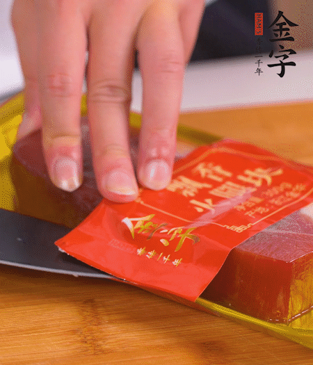 金字火腿切片，生姜切絲，蔥白切末。