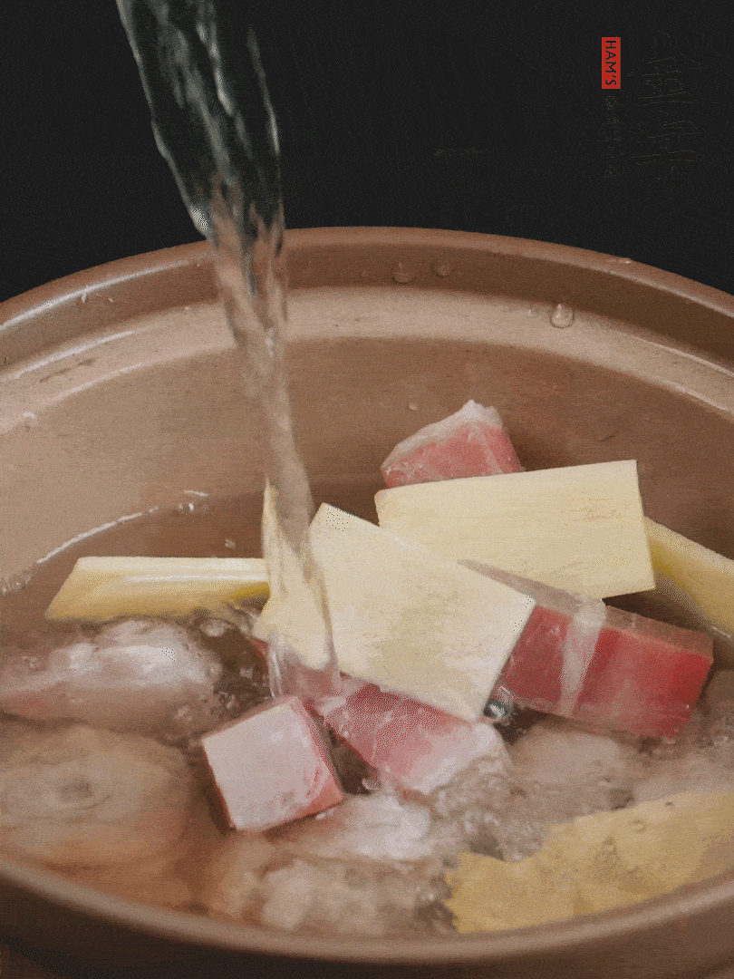 雞塊、火腿、姜片加適量料酒、清水燉80分鐘。