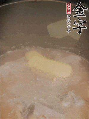 排骨洗凈，加生姜、黃酒焯水，溫水洗凈備用。