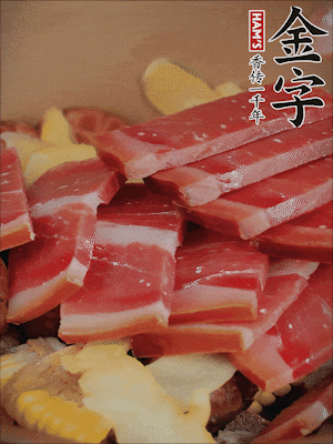 除鮑魚外的所有材料放進鍋里，加清水、姜、黃酒，大火燒開，轉(zhuǎn)小火煲90分鐘。