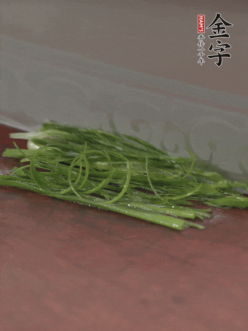生姜切薄片，紅椒切細(xì)絲，小蔥蔥綠切細(xì)絲，泡入冰水中保持新鮮。