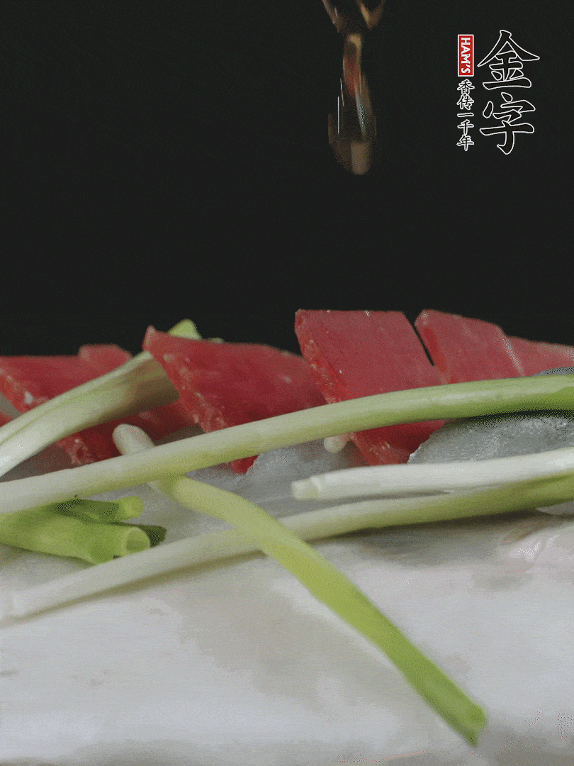 蔥白置于魚身，放適量豌豆，淋上花雕酒。