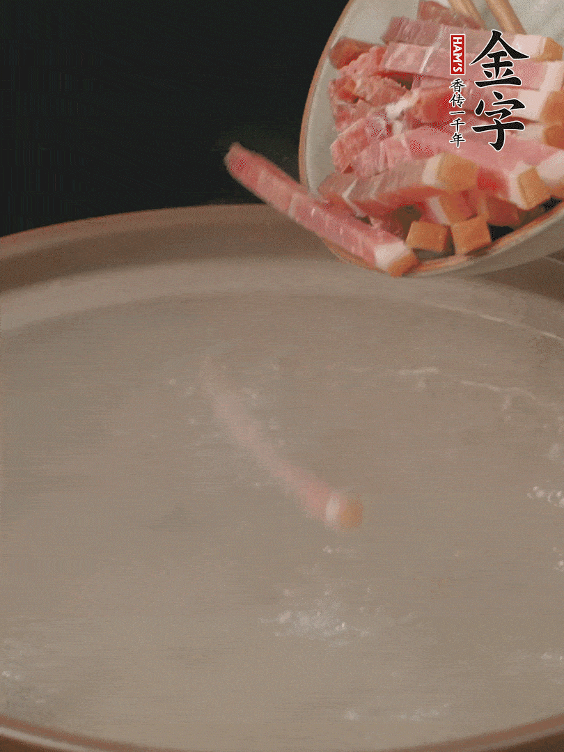 金字火腿切絲，熱水下鍋，放火腿燉煮15分鐘。