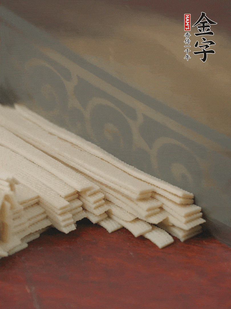 燉火腿期間，千張切細絲，白蘿卜去皮切細絲，蒜葉切細丁。
