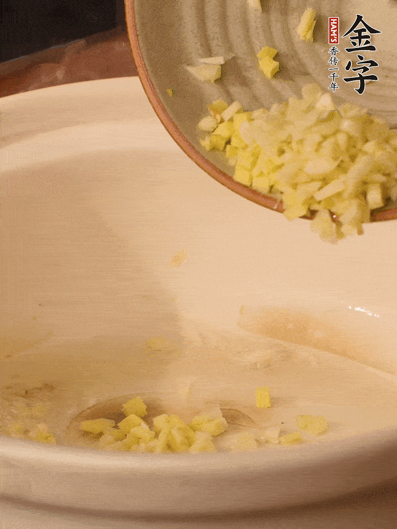 熱油下鍋，姜爆香。下冬瓜略微翻炒。