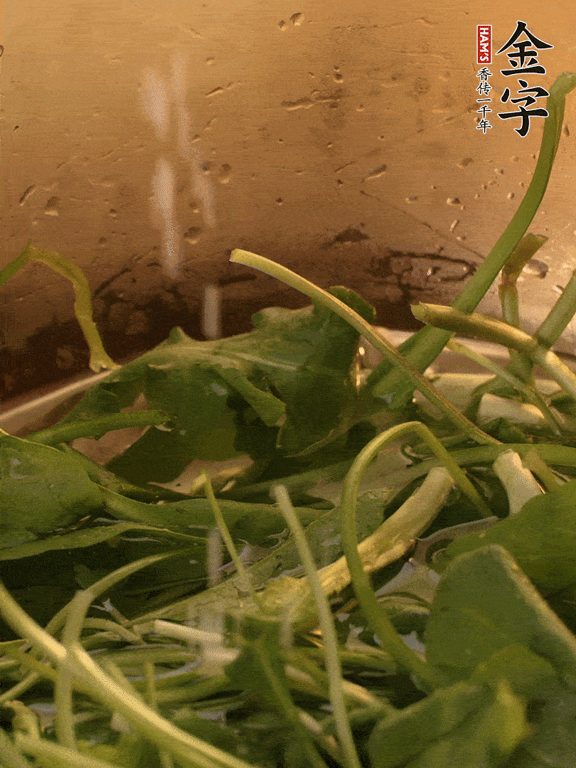 薺菜去掉根部，加小蘇打、鹽熱水沸騰燙軟。