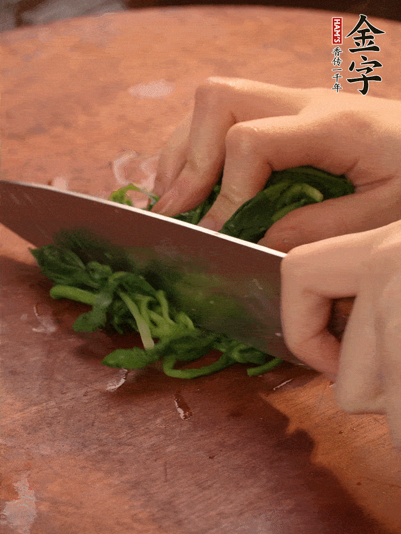 晾涼拽干水份，切碎備用。